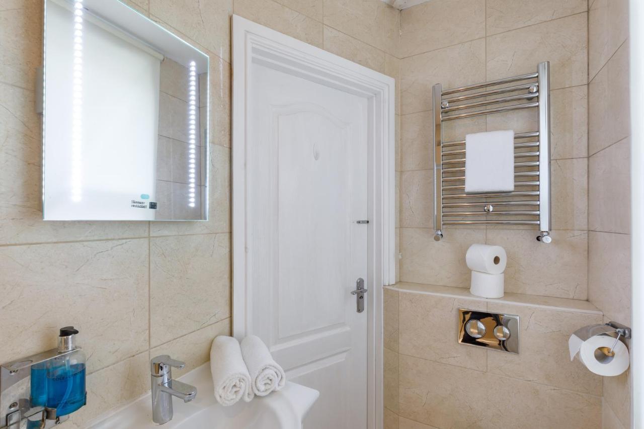 Serenity Square - Wow Location Sleeps 4 *